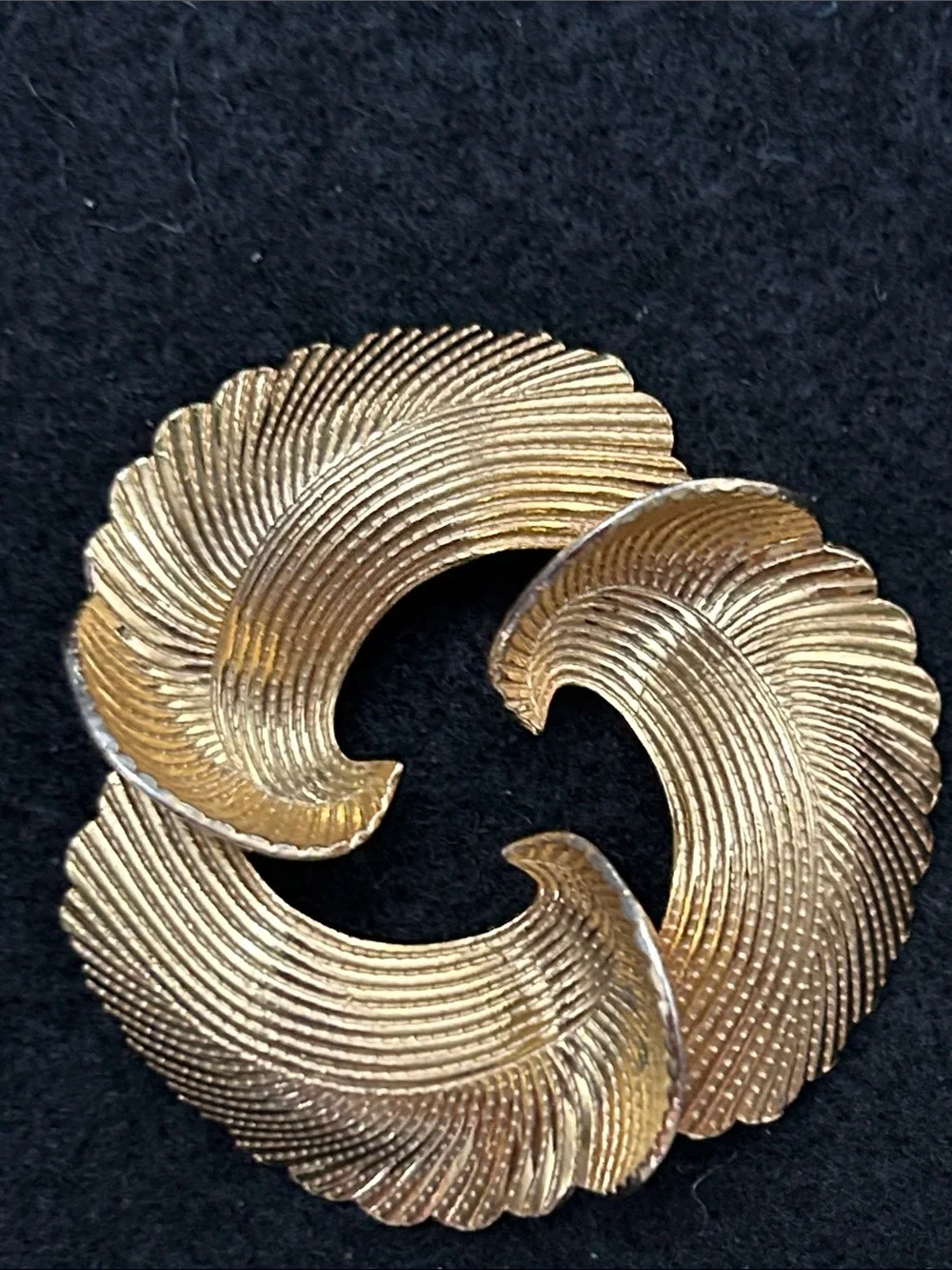 Gold Tone Swirl Textured Feather Leaf Brooch - Women’s Vintage Jewelry